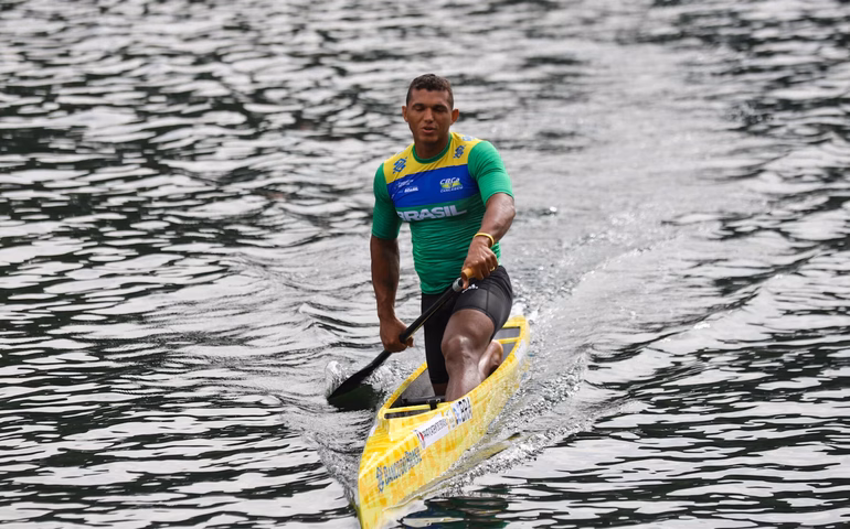Isaquias Queiroz vence com facilidade prova na Copa do Mundo de Canoagem Velocidade