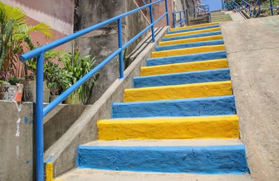 Obras em escadarias levam mais dignidade aos moradores das grotas de Maceió