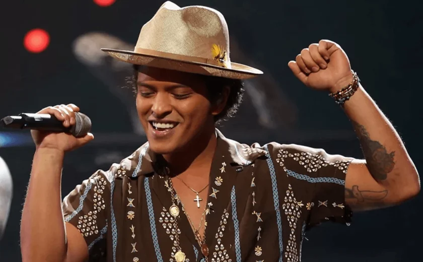 Bruno Mars faz pocket show em SP e dá mostra animadora do que público verá em turnê pelo País