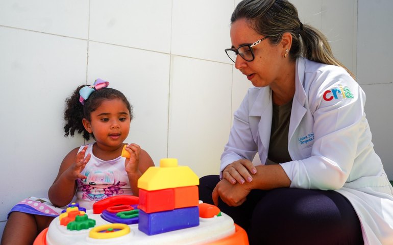 Hospital da Criança de Alagoas orienta pais sobre como agir em caso de engasgo