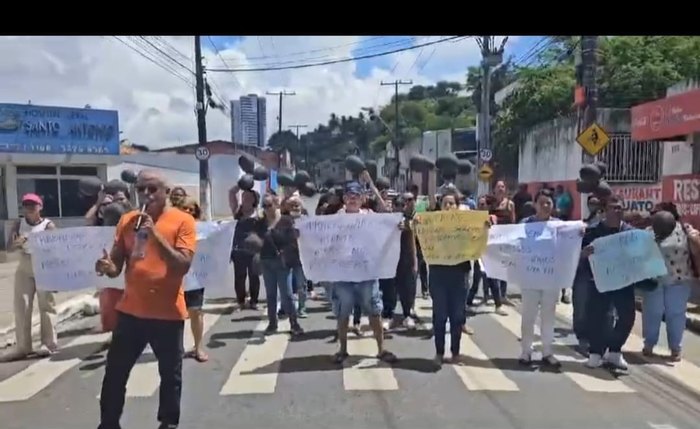 Sindicato faz mobilização em frente a hospital para cobrar pagamento de salários