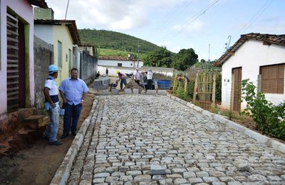 Prefeito Seninha acompanha o calçamento de ruas em Coité do Nóia