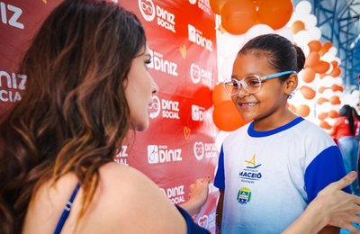 Prefeitura de Maceió entrega óculos de grau para alunos da rede municipal