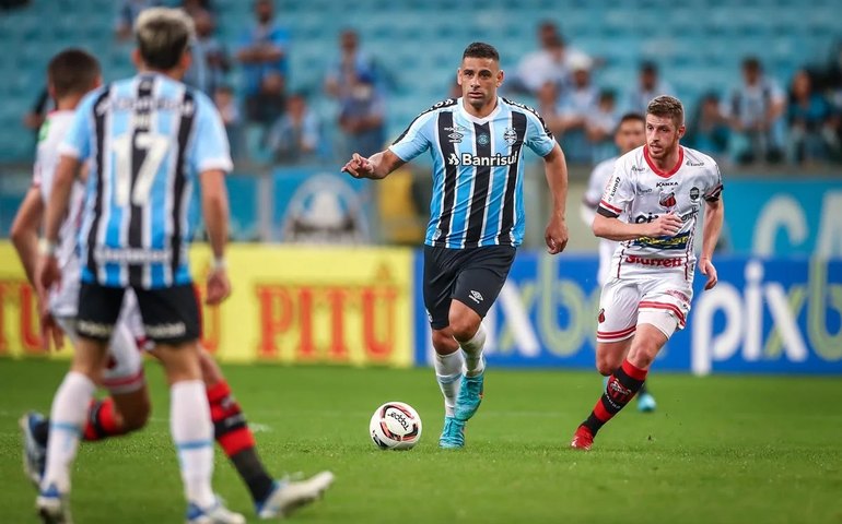 Grêmio sofre gol no fim, perde para o Ituano e segue em 3º da Série B