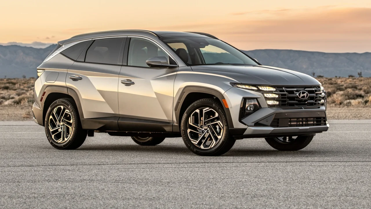 Toyota RAV4 vs. Hyundai Tucson: uma comparação de SUVs híbridos plug-in da Edmunds.