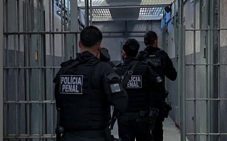 Policiais penais flagram mulheres que tentavam entrar com drogas em unidades prisionais