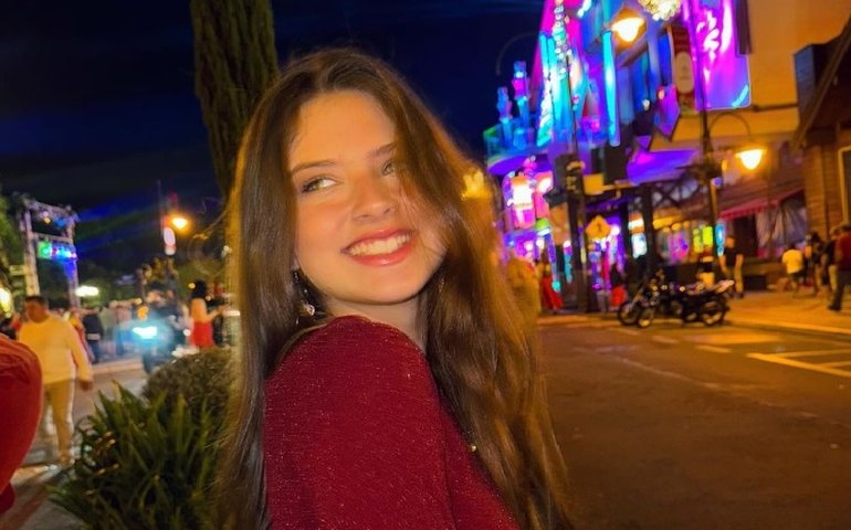 Ex-The Voice Kids, Sofia Cordeiro vive vilã no filme 'Chama a Bebel'