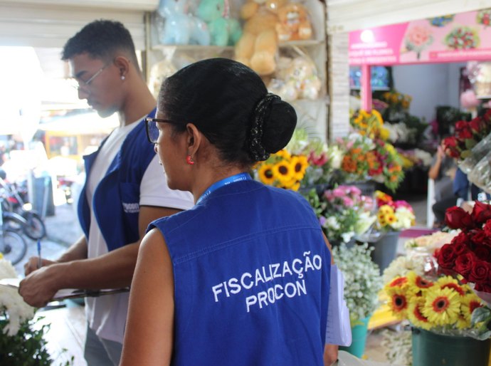 Procon-AL aponta variações em flores, perfumes, roupas e maquiagens em estabelecimentos de Maceió