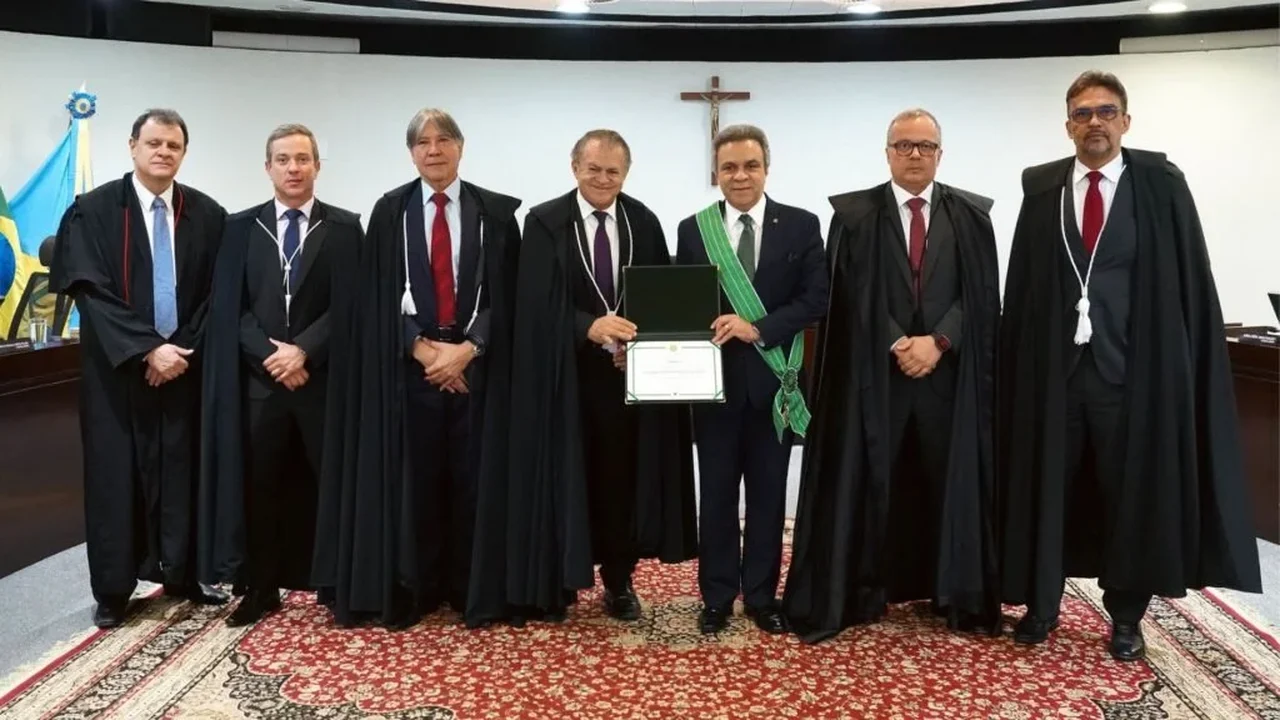 TCDF entrega Ordem do Mérito de Contas Ruy Barbosa ao presidente da Atricon
