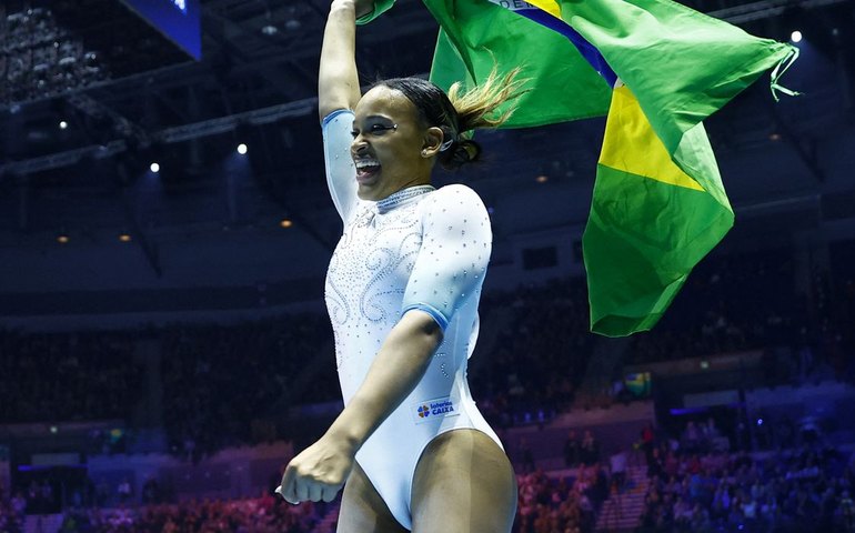 Rebeca Andrade leva prata nas barras assimétricas na Copa do Mundo