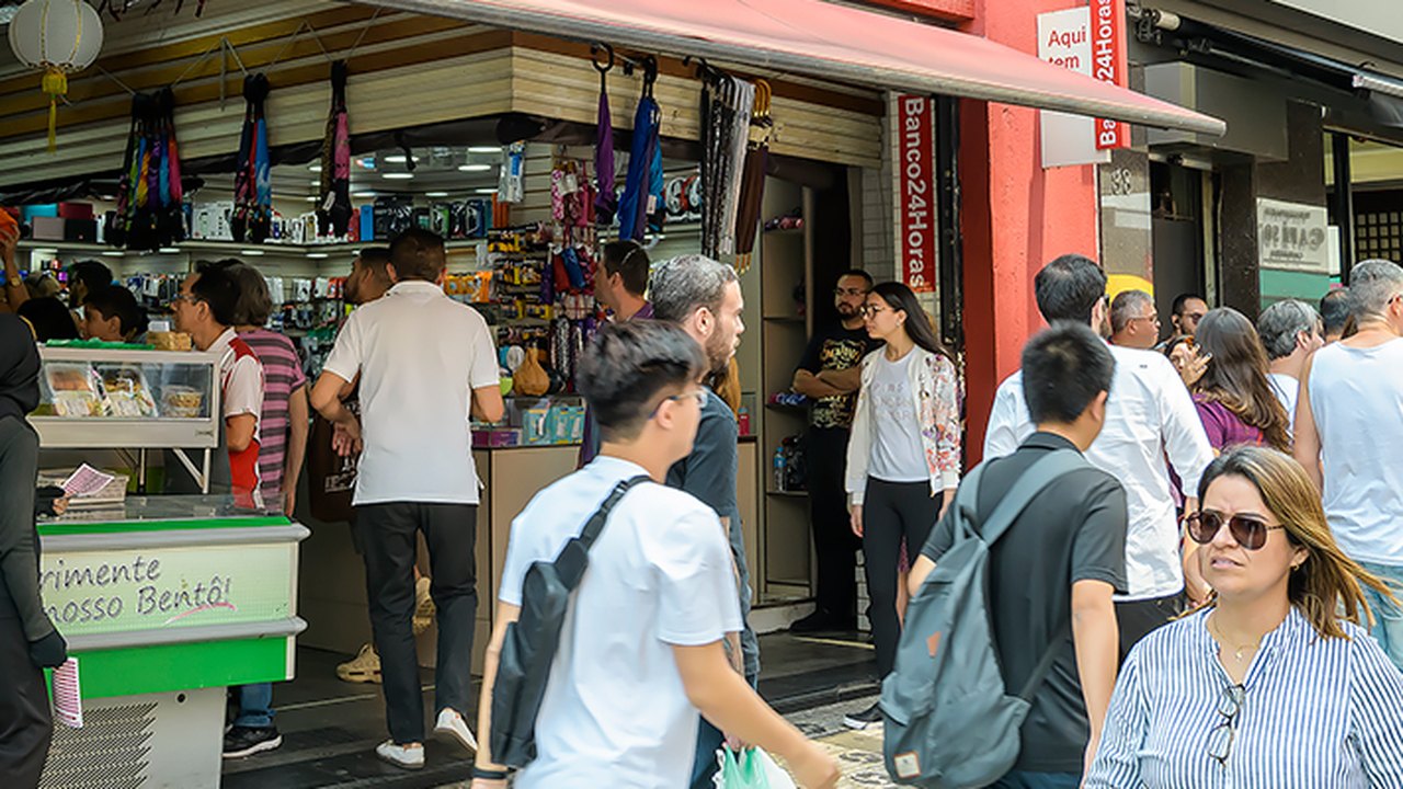 Comércio paulistano gera quase 5 mil empregos em maio, diz FecomercioSP