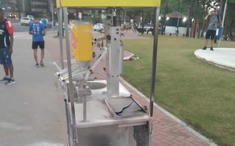 Agentes do Ronda atuam para conter incêndio em carrinho de churros na Jatiúca