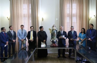 Parlamento da ALE recebe a visita da imagem de Nossa Senhora dos Prazeres