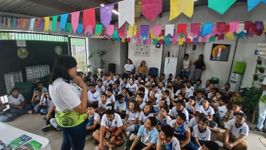 Projeto Ecoponto Aqui leva educação ambiental a estudantes no Dique Estrada