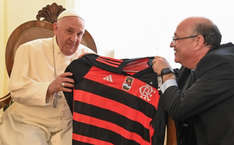 Papa Francisco recebe Ilan Goldfajn, presidente do BID, e ganha uma camisa do Flamengo