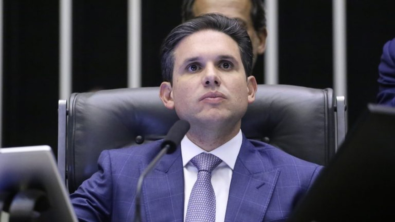 TCU dá 15 dias para Hugo Motta explicar suspeita de funcionárias fantasmas