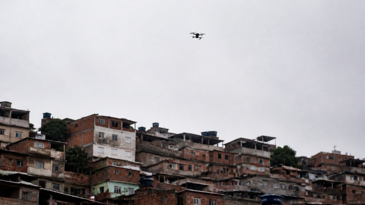 Traficantes usam drone para lançar granada contra policiais durante operação na Serrinha; veja vídeo