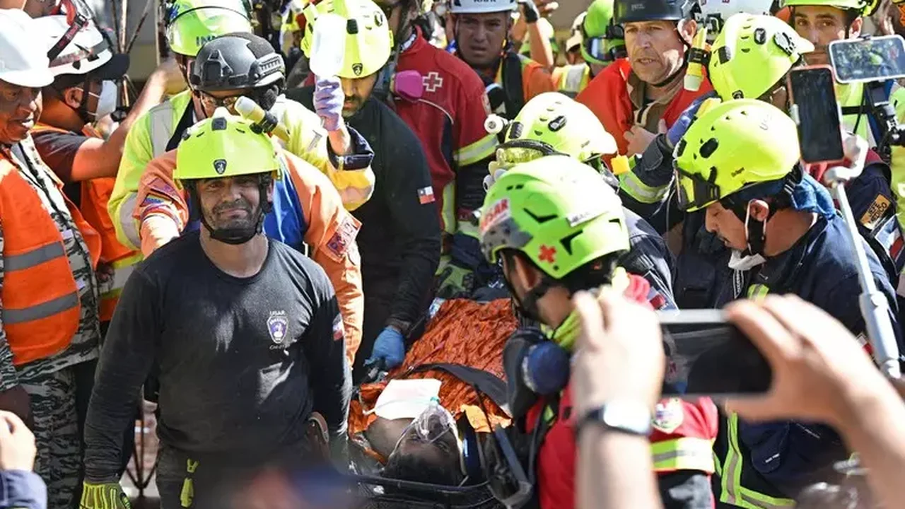 Homem é resgatado vivo na Venezuela após 8 dias sob escombros