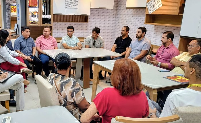 Empresários do centro de Arapiraca se reúnem com prefeitura para alinhar ajustes na obra de revitalização do comércio Empresários do centro de Arapiraca se reúnem com prefeitura para alinhar ajustes na obra de revitalização do comércio