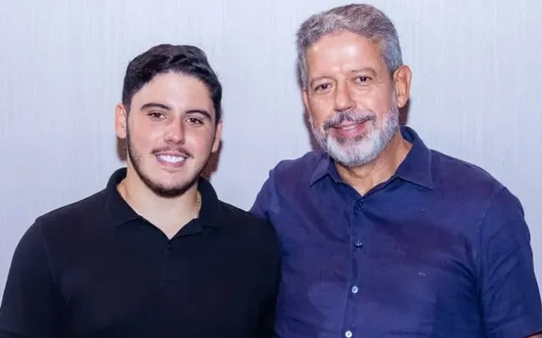 Mesmo fora das condições de elegibilidade, Lira manterá o filho na disputa à Câmara dos Deputados