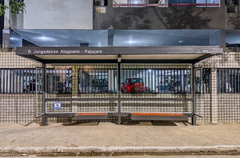 Prefeitura instala novo abrigo de ônibus na Rua Jangadeiros Alagoanos, na Pajuçara