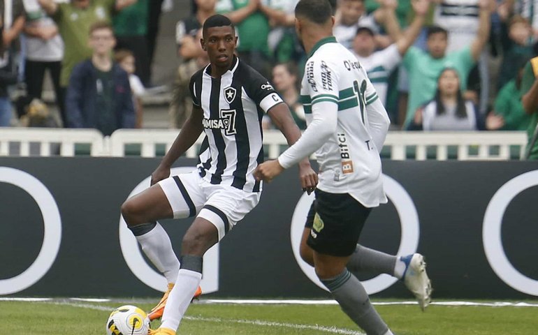 Coritiba derrota o Botafogo e se mantém campanha perfeita em casa no Brasileiro