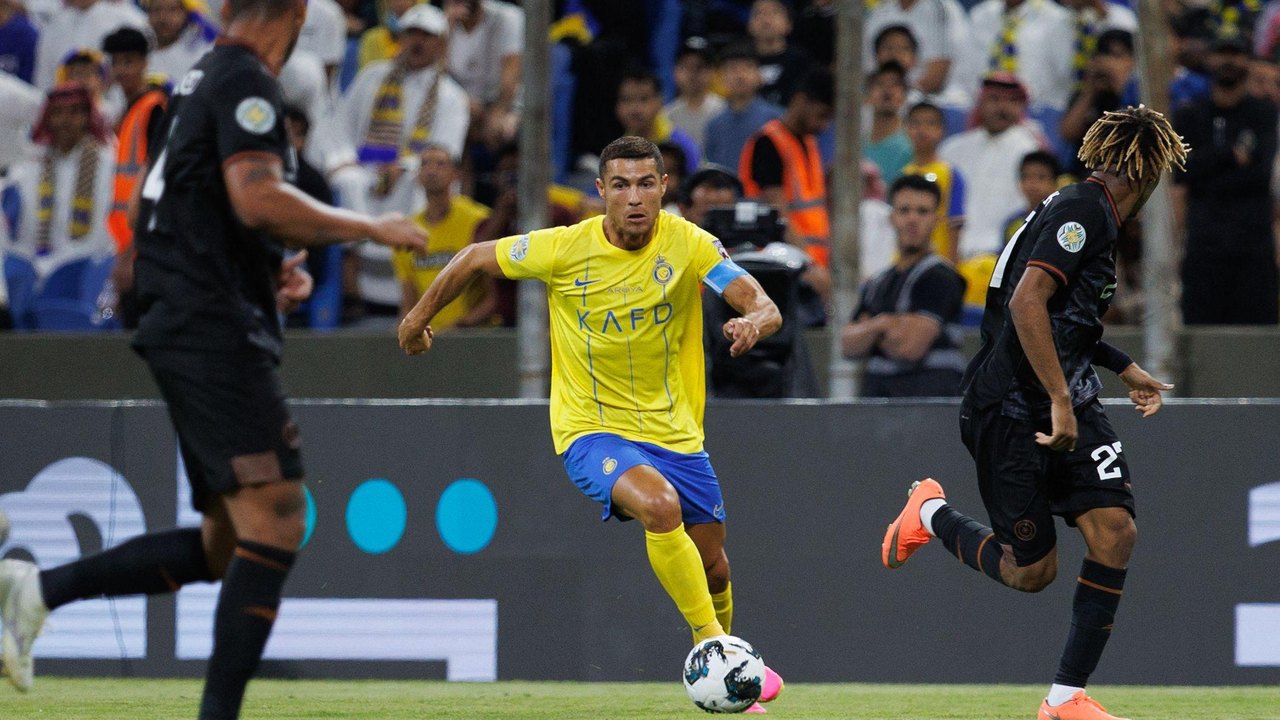 Cristiano Ronaldo corrige árbitro e admite que não sofreu pênalti em empate do Al Nassr
