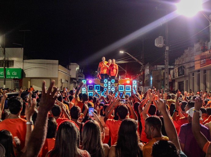 Victor Rocha inicia campanha com grande caminhada em Anadia
