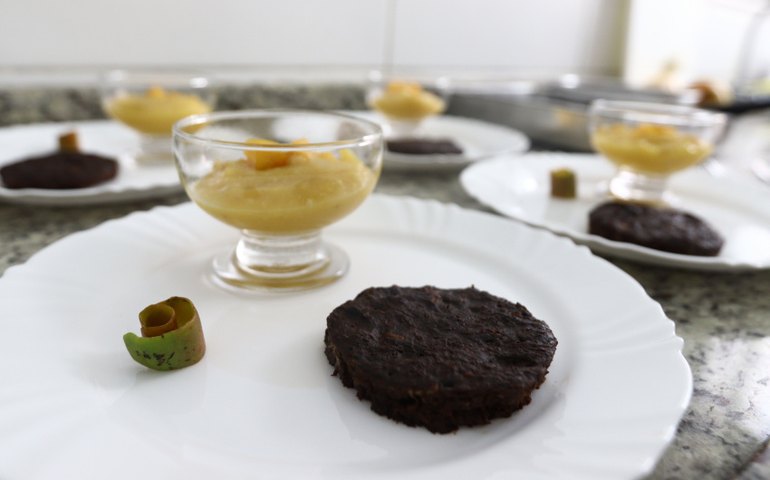 Com brownie de banana e cacau, cozinheira da rede de ensino disputa a final do 4º Concurso de Merendeiras