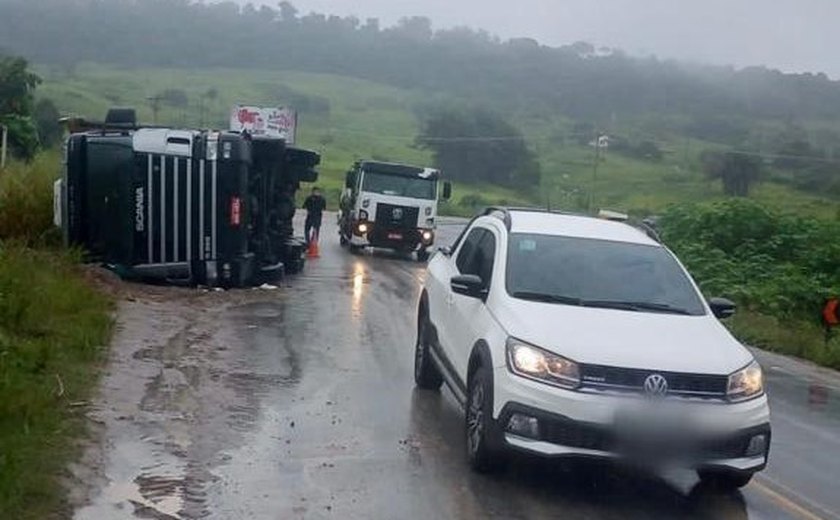 Carreta carregada de sucata tomba na BR-101, em São Miguel dos Campos