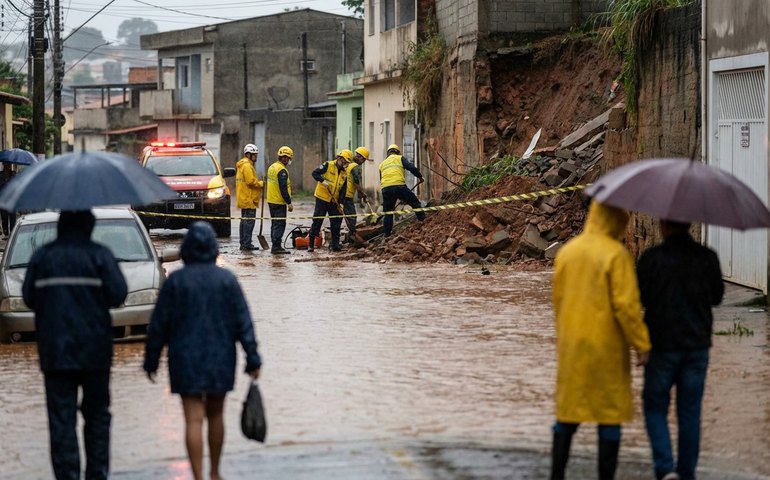 Temporais provocam alagamentos e deixam criança soterrada em Minas Gerais