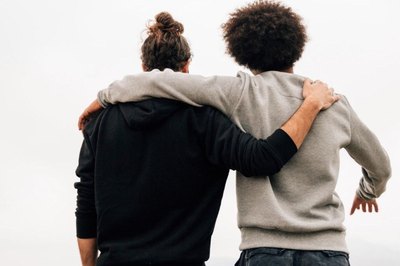 Dia do Amigo: conheça a história por trás da data que celebra a amizade