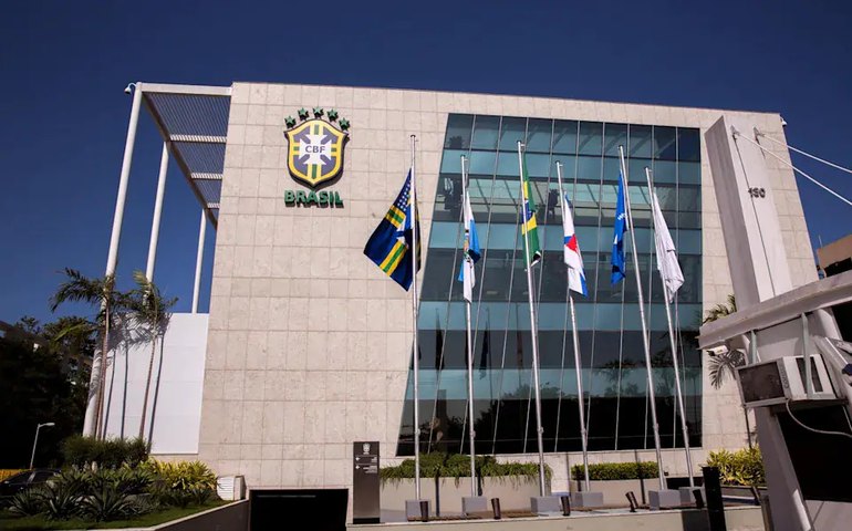 CBF encaminha denúncia de racismo, de Hélio dos Anjos, da Ponte Preta, para STJD