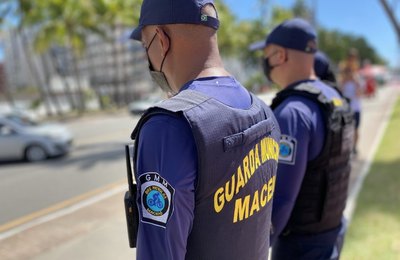 Guardas municipais prendem homem por ameaça dentro de ônibus na Ponta Verde