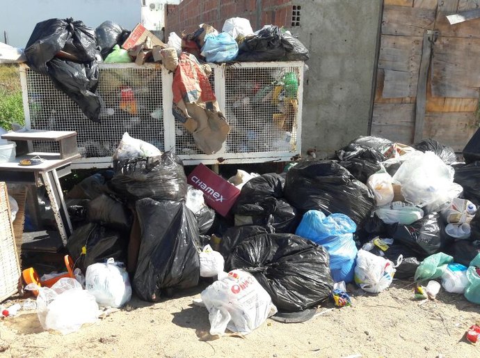 Descaso público: lixo se acumula em diversas ruas da Barra de São Miguel