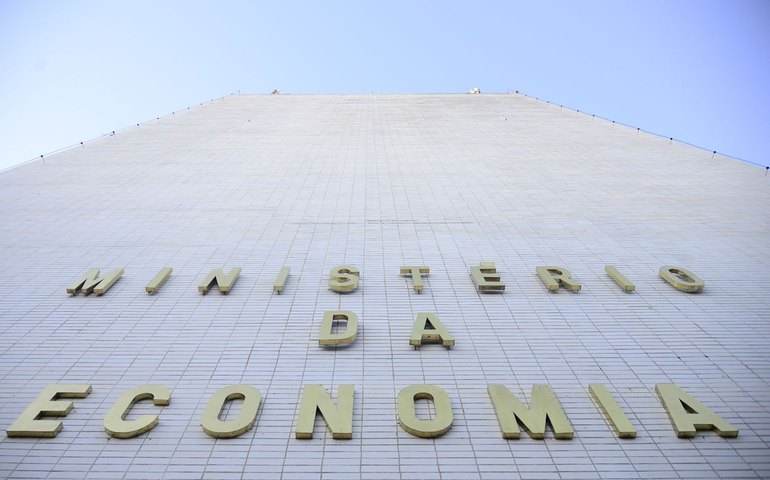 Economia conta com lei eleitoral e LRF para evitar reajuste a servidores
