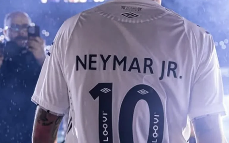 Camisa da reestreia de Neymar pelo Santos vai a leilão por mais de R$ 55 mil