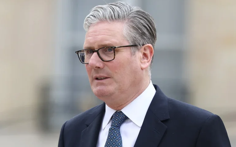 Starmer evita investigação parlamentar sobre nomeação de embaixador ligado a Epstein