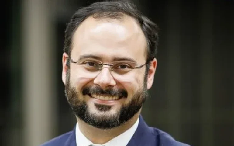 Ministro rebate crítica e afirma que governo não é contra empresários ao propor fim da escala 6x1