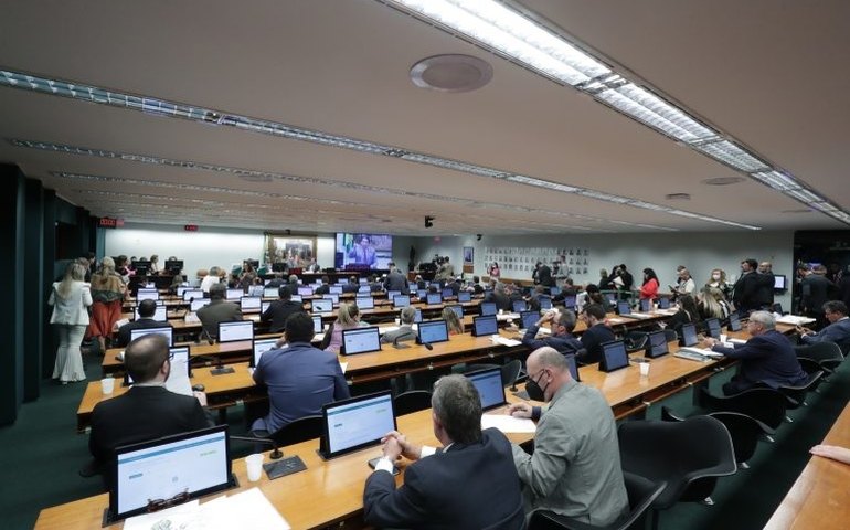 CCJ da Câmara aprova proposta que amplia isenção tributária de igrejas e partidos políticos