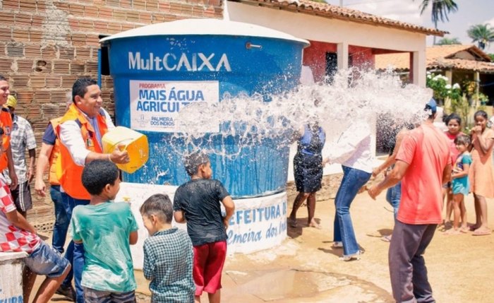 Moradores comemoram a chegada de água nas comunidades