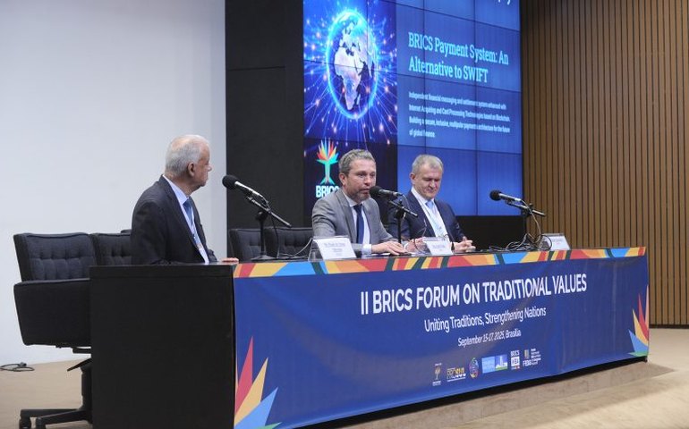 Especialistas afirmam que digitalização do comércio no BRICS deve manter dólar como referência