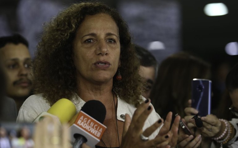 Parlamentares reagem à fala de Bolsonaro sobre Forças Armadas
