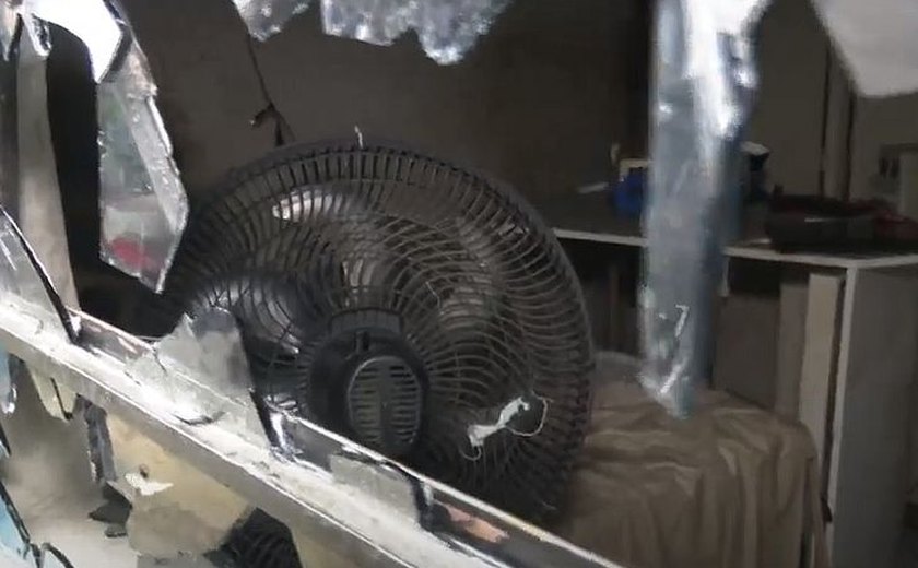 Casa pega fogo e cadeirante é resgatado por vizinhos em Maceió