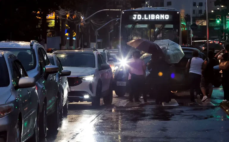 Temporal alaga Metrô e ruas e deixa 141 mil imóveis sem luz em São Paulo