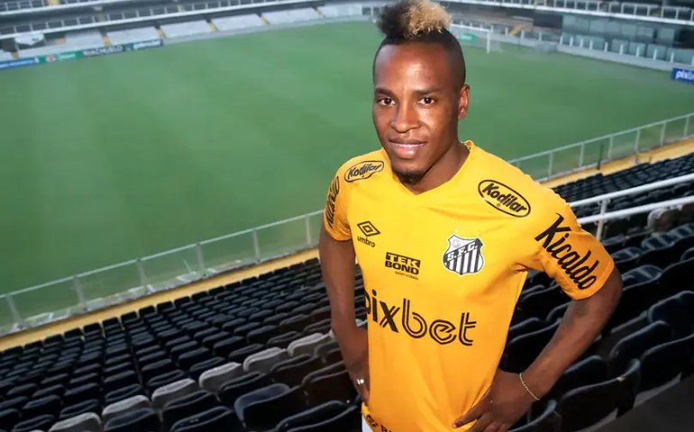 Jhojan Julio tem contrato rescindido pelo Santos e retorna à LDU