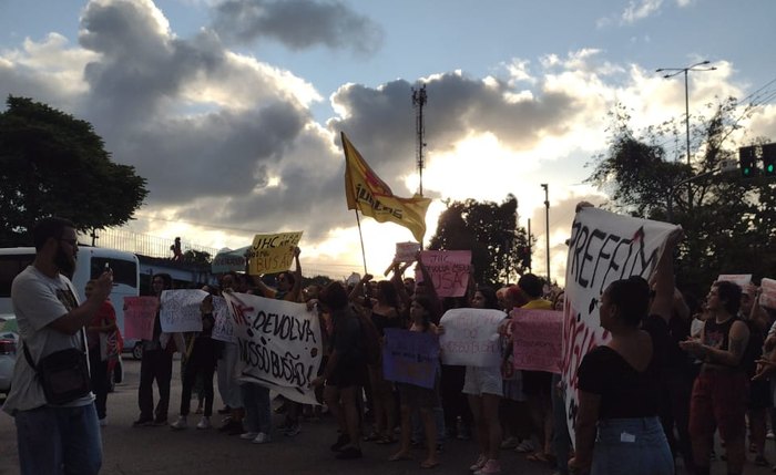 Estudantes da Ufal fazem protestos contra ônibus integração no Campus