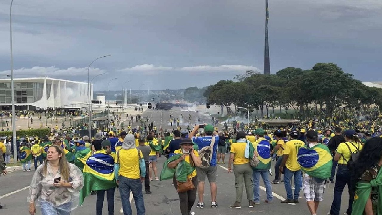 Rio: manifestantes começam a desocupar acampamento em frente ao Comando Militar