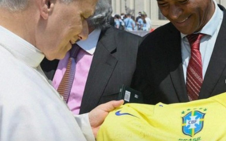 Cafu se encontra com o papa Leão XIV e o presenteia com camisa da seleção brasileira