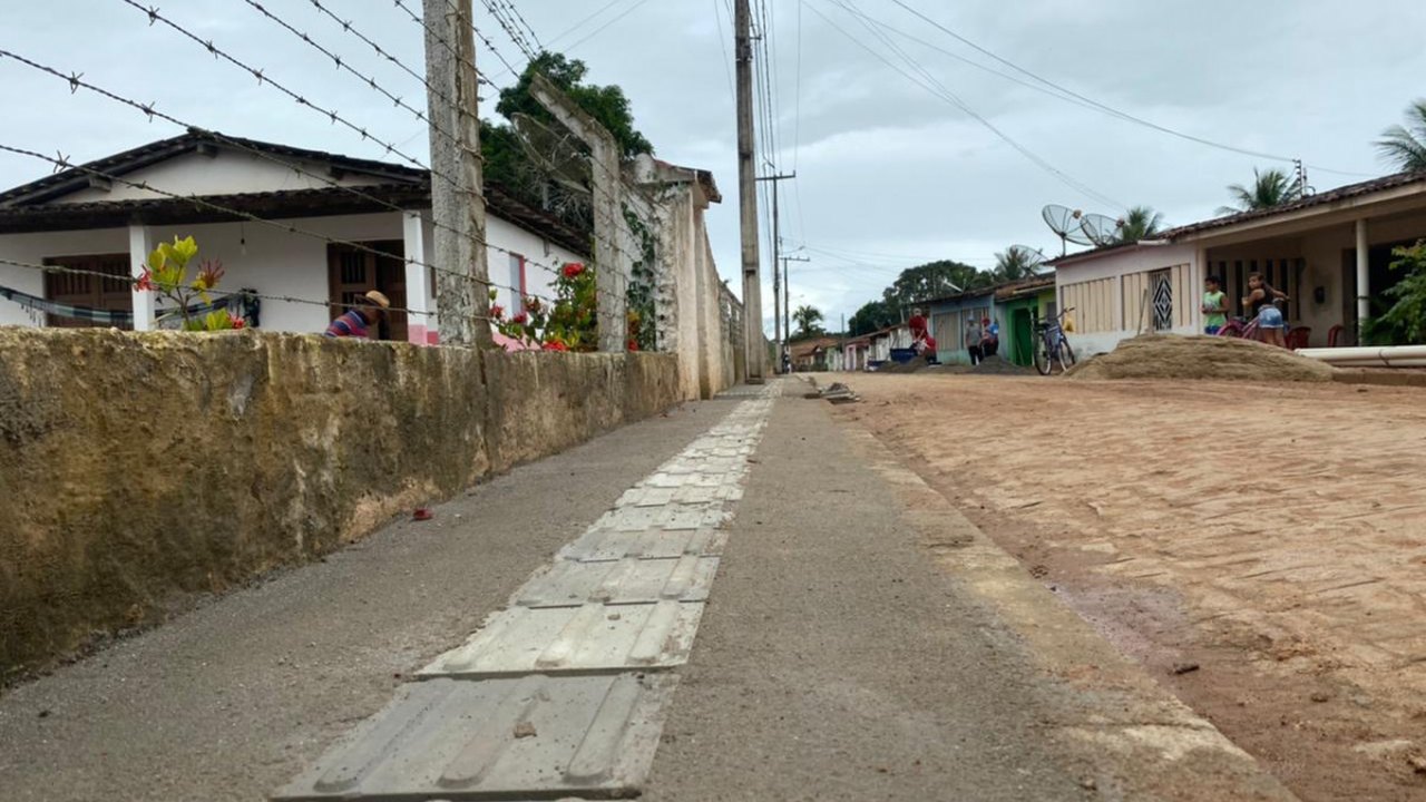 Após conclusão da pavimentação, Prefeitura de Anadia constrói calçada em rua no Povoado Tabuleiro